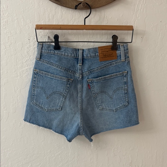 Levi’s premium Light Wash Distress Ribcage Short size 28 Stretch - Picture 6 of 6